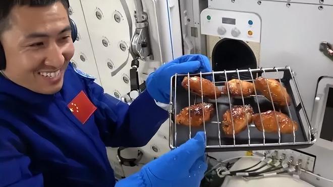 宫：太空餐桌20年的中国功夫PG电子麻将胡了舌尖上的天(图2)